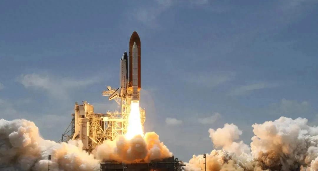 航天飞机返回时爆炸：1400℃热空气席卷整个机舱，宇航员全部遇难